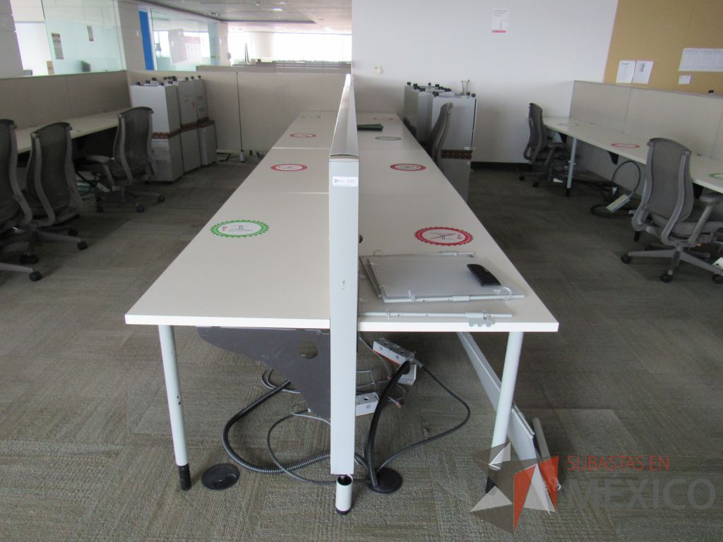 Lote 0512 - 2 Estaciones de trabajo para 8 personas con base metálica, cubierta rectangular color blanco, mampara metálica y 8 archiveros móviles de 2 cajones