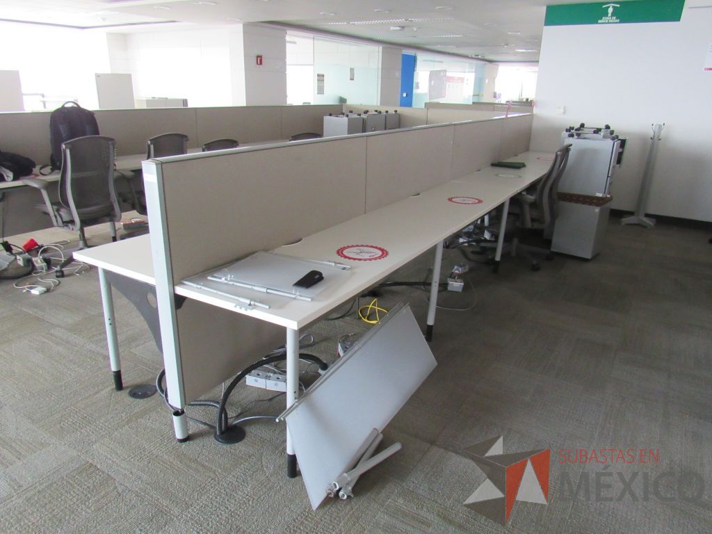 Lote 0512 - 2 Estaciones de trabajo para 8 personas con base metálica, cubierta rectangular color blanco, mampara metálica y 8 archiveros móviles de 2 cajones - Imagen 8