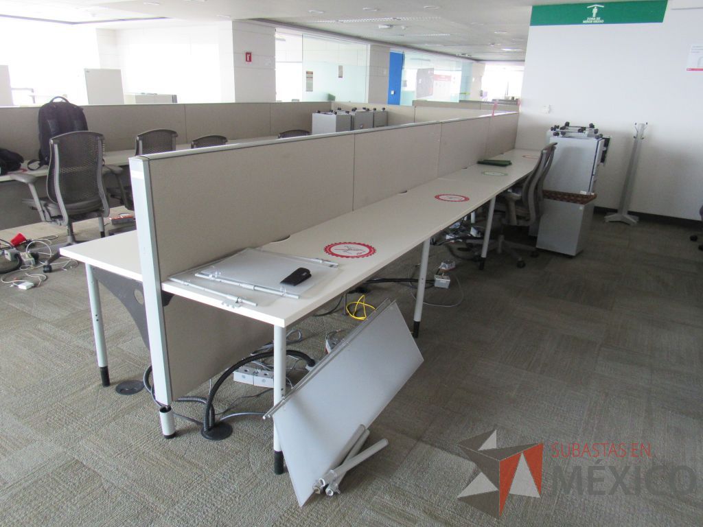 Lote 0512 - 2 Estaciones de trabajo para 8 personas con base metálica, cubierta rectangular color blanco, mampara metálica y 8 archiveros móviles de 2 cajones - Imagen 9