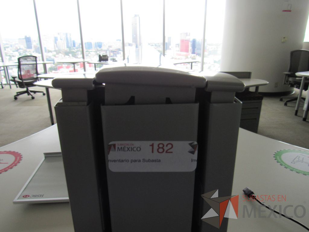 Lote 0207 - Estación de trabajo para 8 personas con cubiertas mampara metálica color beige y 8 archiveros móviles de 2 cajones - Imagen 3
