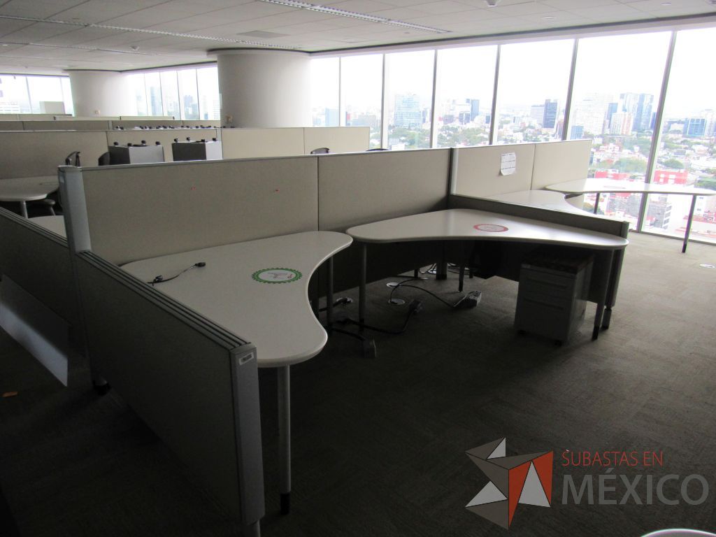 Lote 0207 - Estación de trabajo para 8 personas con cubiertas mampara metálica color beige y 8 archiveros móviles de 2 cajones - Imagen 4