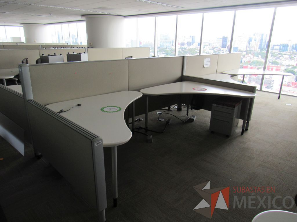 Lote 0207 - Estación de trabajo para 8 personas con cubiertas mampara metálica color beige y 8 archiveros móviles de 2 cajones