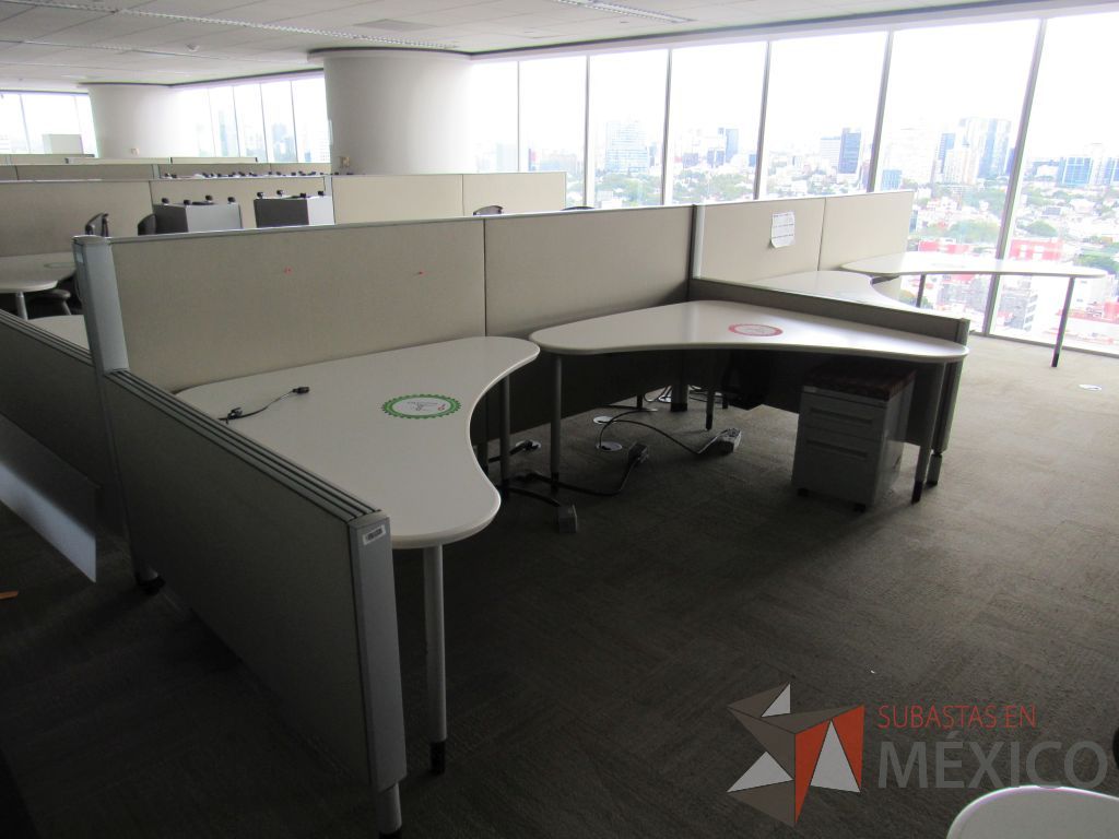 Lote 0207 - Estación de trabajo para 8 personas con cubiertas mampara metálica color beige y 8 archiveros móviles de 2 cajones - Imagen 5