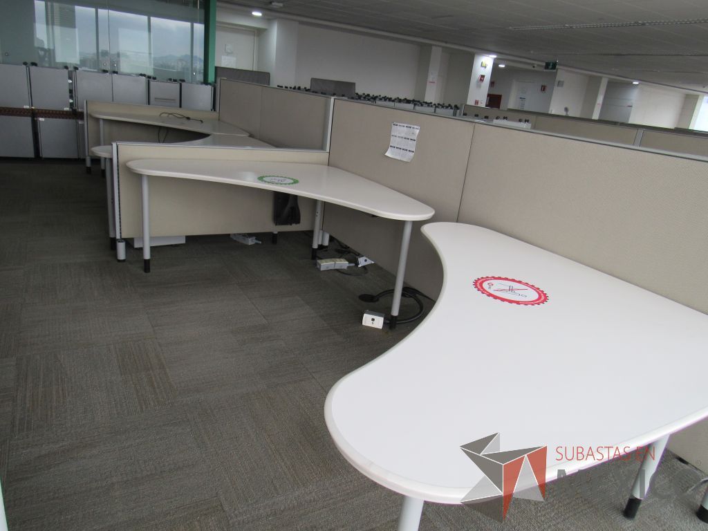 Lote 0207 - Estación de trabajo para 8 personas con cubiertas mampara metálica color beige y 8 archiveros móviles de 2 cajones - Imagen 7