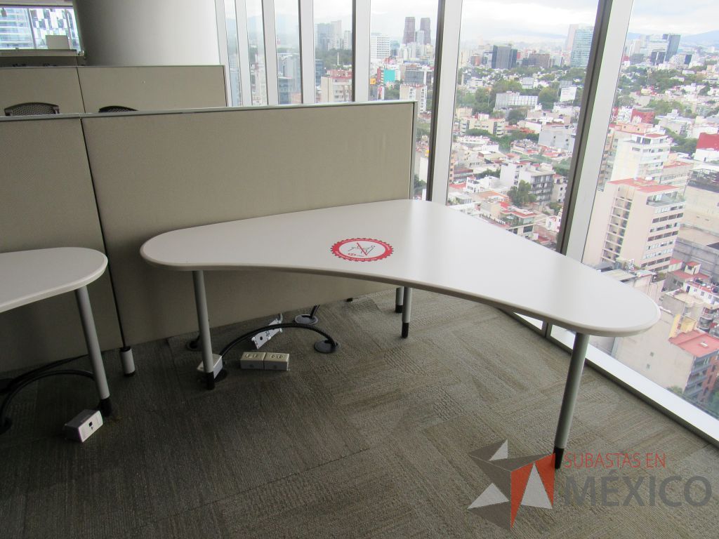 Lote 0207 - Estación de trabajo para 8 personas con cubiertas mampara metálica color beige y 8 archiveros móviles de 2 cajones - Imagen 8