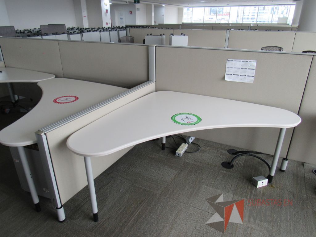 Lote 0207 - Estación de trabajo para 8 personas con cubiertas mampara metálica color beige y 8 archiveros móviles de 2 cajones - Imagen 9