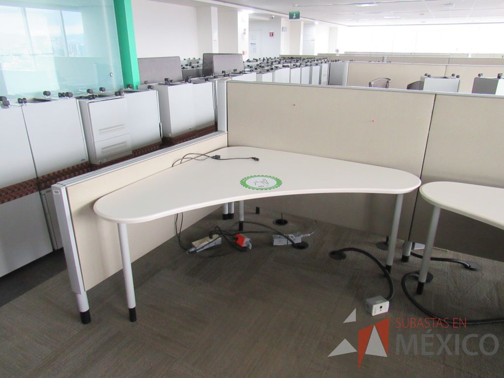 Lote 0207 - Estación de trabajo para 8 personas con cubiertas mampara metálica color beige y 8 archiveros móviles de 2 cajones - Imagen 11