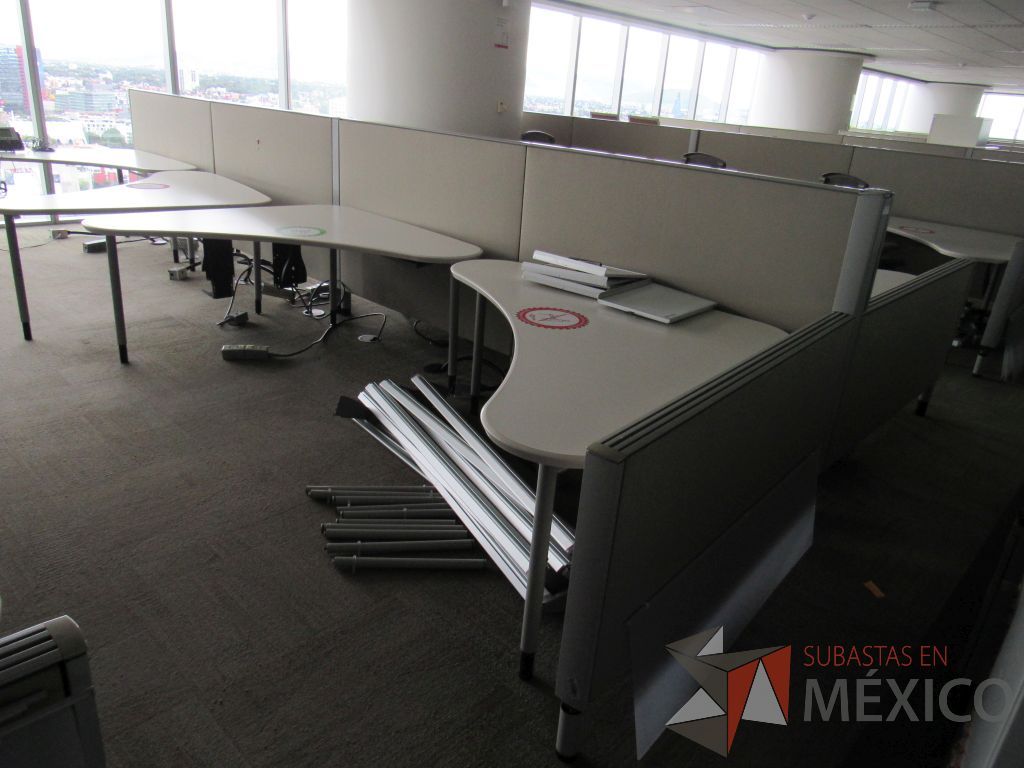 Lote 0207 - Estación de trabajo para 8 personas con cubiertas mampara metálica color beige y 8 archiveros móviles de 2 cajones - Imagen 12