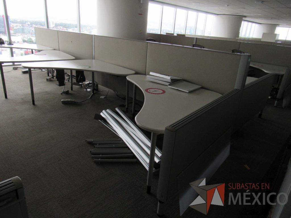 Lote 0207 - Estación de trabajo para 8 personas con cubiertas mampara metálica color beige y 8 archiveros móviles de 2 cajones - Imagen 13