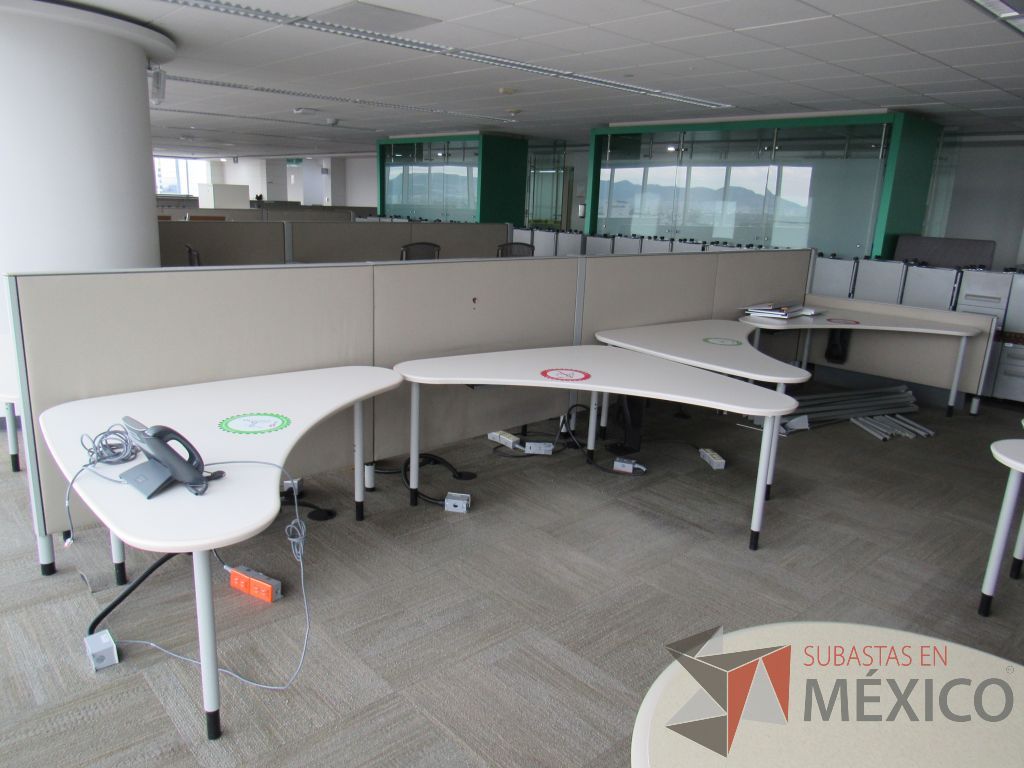 Lote 0207 - Estación de trabajo para 8 personas con cubiertas mampara metálica color beige y 8 archiveros móviles de 2 cajones - Imagen 14