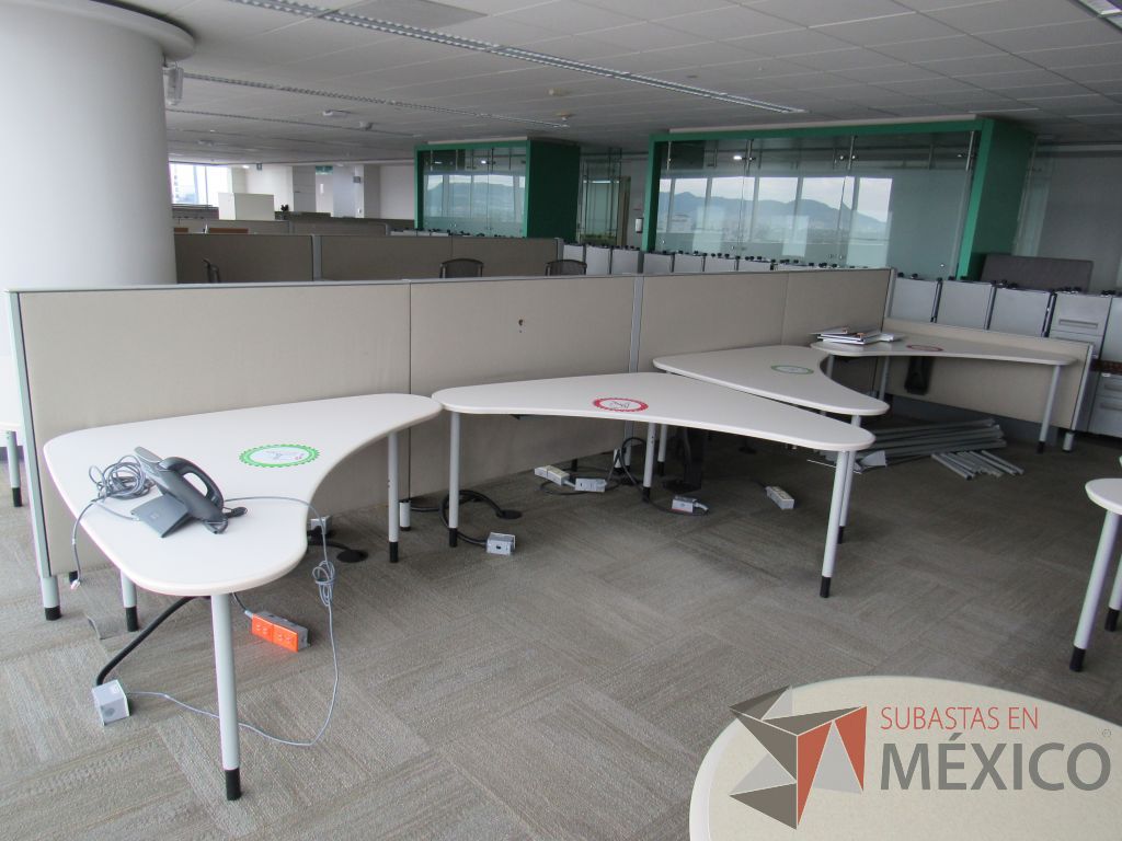 Lote 0207 - Estación de trabajo para 8 personas con cubiertas mampara metálica color beige y 8 archiveros móviles de 2 cajones - Imagen 15