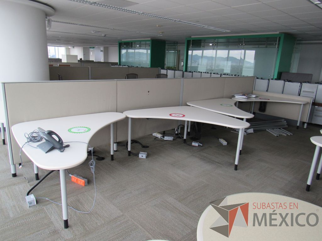Lote 0207 - Estación de trabajo para 8 personas con cubiertas mampara metálica color beige y 8 archiveros móviles de 2 cajones - Imagen 16
