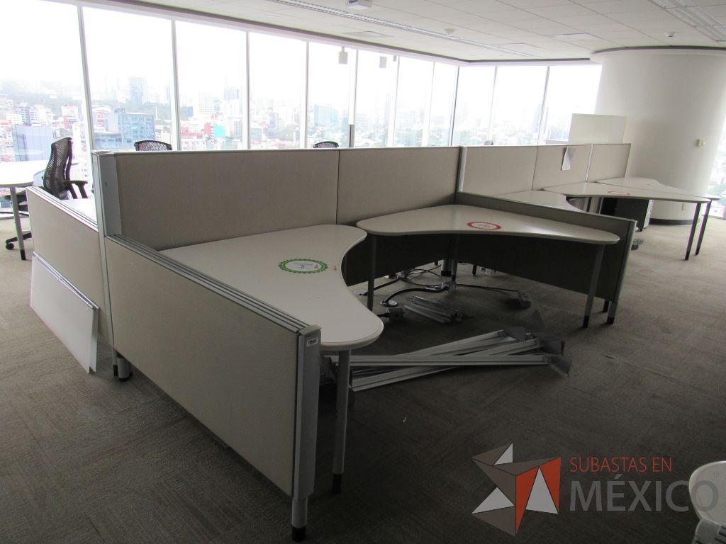 Lote 0210 - Estación de trabajo para 9 personas con cubiertas mampara metálica color beige y 9 archiveros móviles de 2 cajones - Imagen 3