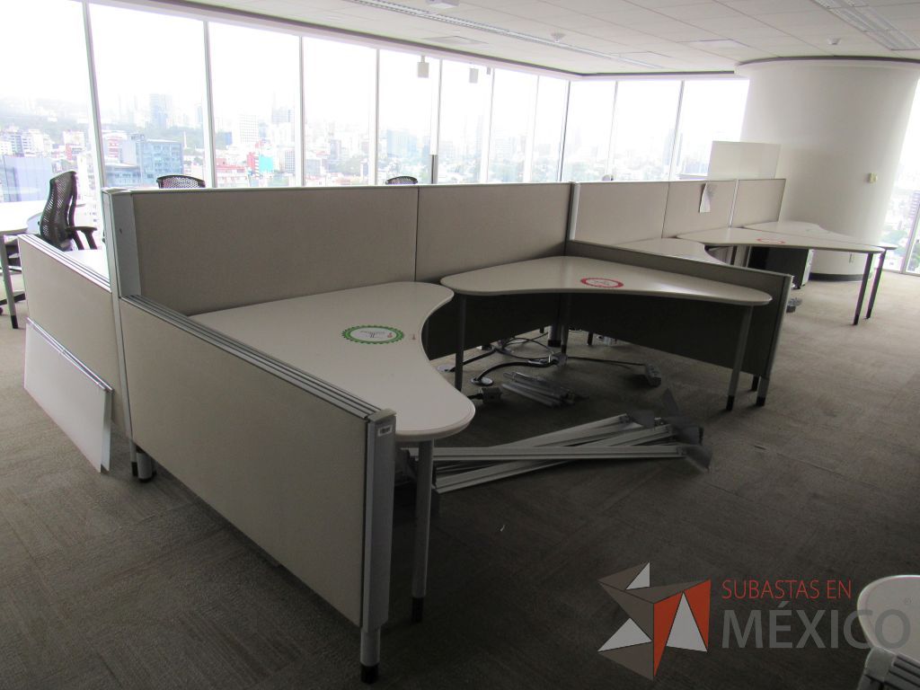 Lote 0210 - Estación de trabajo para 9 personas con cubiertas mampara metálica color beige y 9 archiveros móviles de 2 cajones - Imagen 5