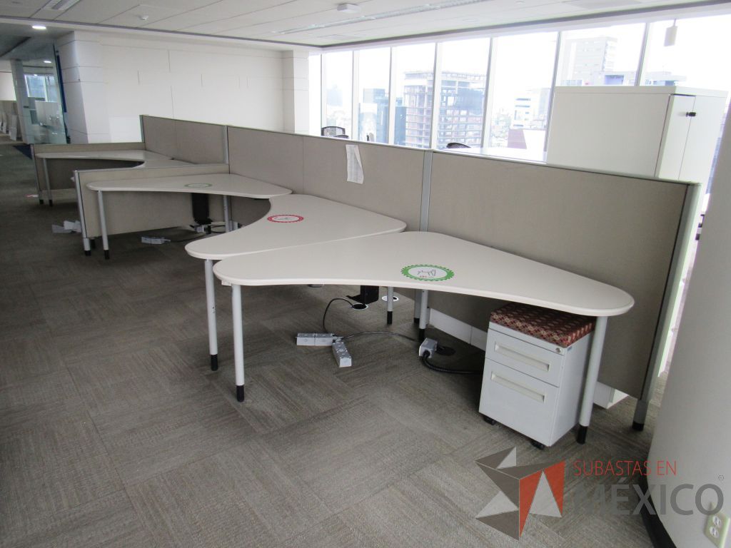 Lote 0210 - Estación de trabajo para 9 personas con cubiertas mampara metálica color beige y 9 archiveros móviles de 2 cajones - Imagen 6