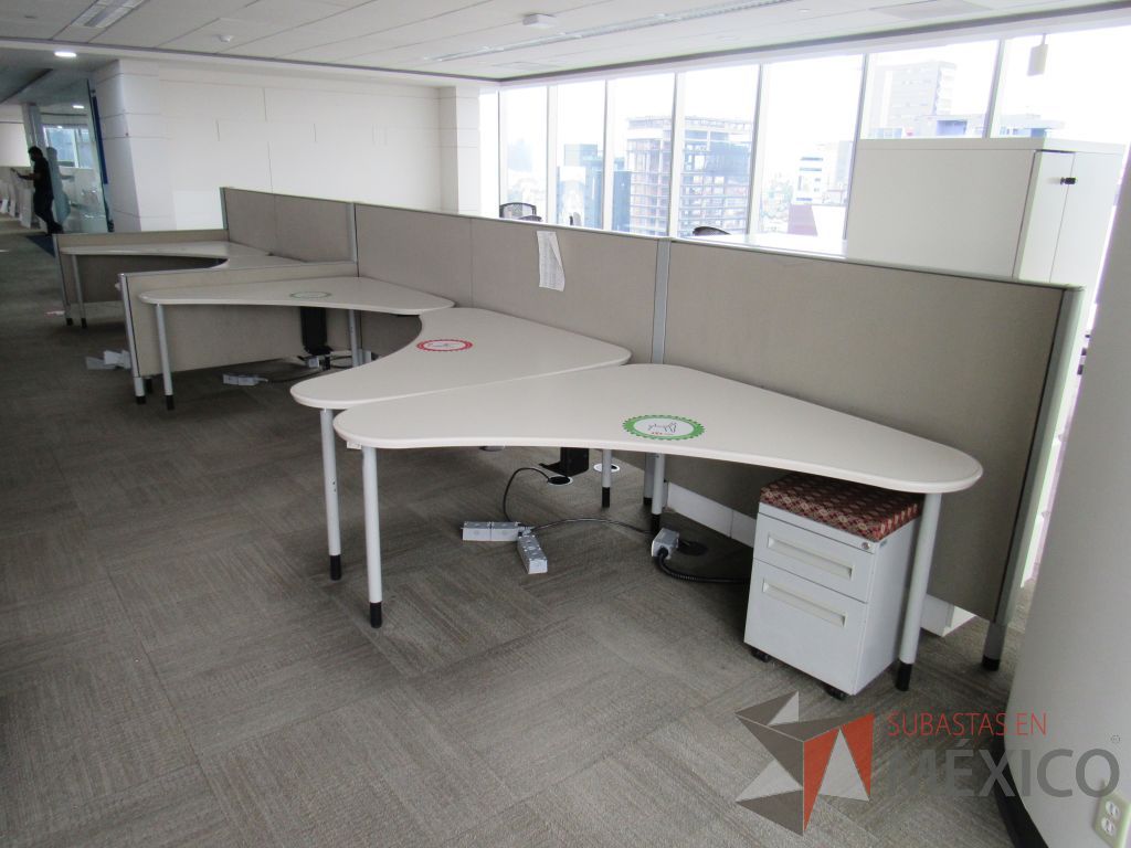 Lote 0210 - Estación de trabajo para 9 personas con cubiertas mampara metálica color beige y 9 archiveros móviles de 2 cajones - Imagen 7