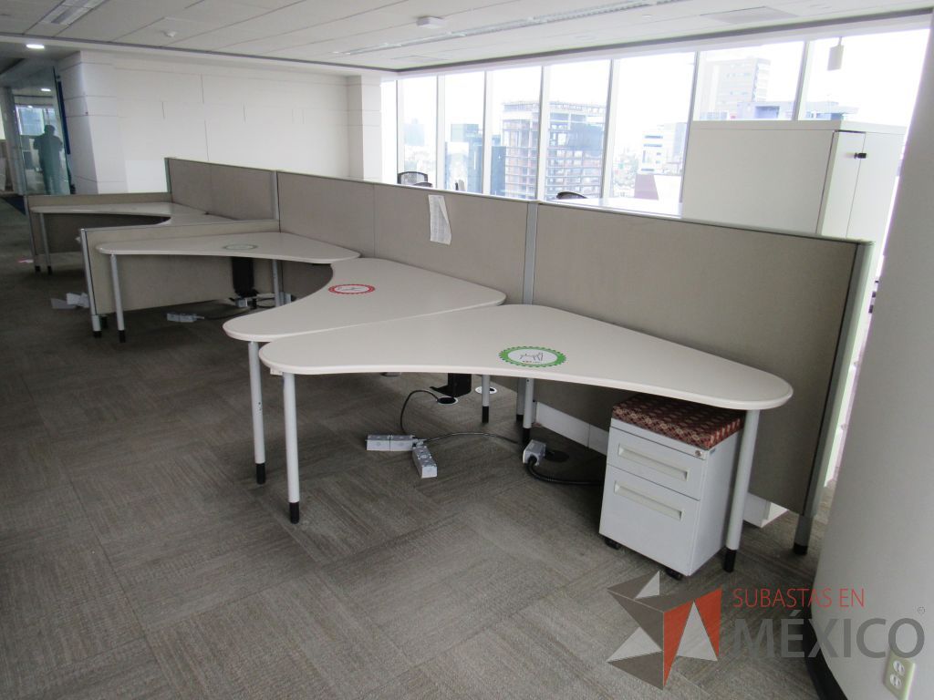Lote 0210 - Estación de trabajo para 9 personas con cubiertas mampara metálica color beige y 9 archiveros móviles de 2 cajones - Imagen 8