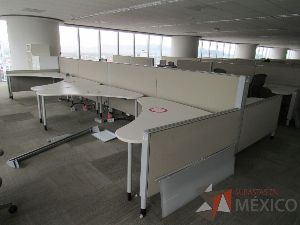 Lote 0210 - Estación de trabajo para 9 personas con cubiertas mampara metálica color beige y 9 archiveros móviles de 2 cajones - Imagen 9
