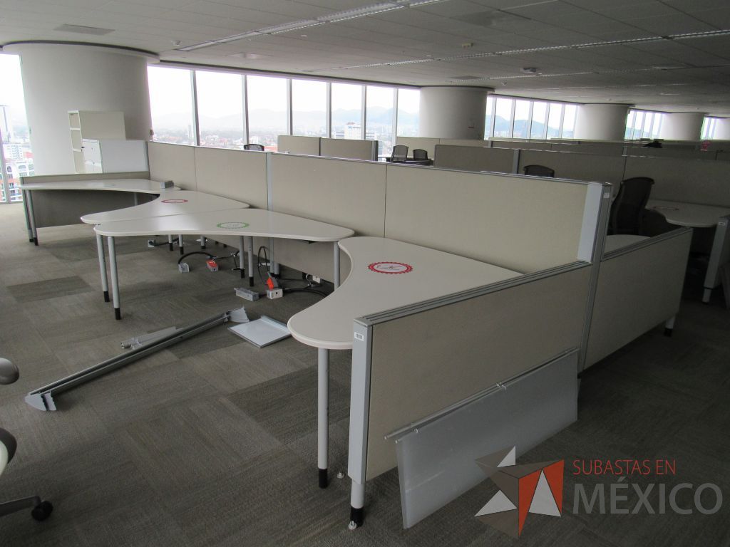 Lote 0210 - Estación de trabajo para 9 personas con cubiertas mampara metálica color beige y 9 archiveros móviles de 2 cajones - Imagen 10