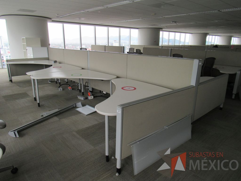 Lote 0210 - Estación de trabajo para 9 personas con cubiertas mampara metálica color beige y 9 archiveros móviles de 2 cajones - Imagen 11