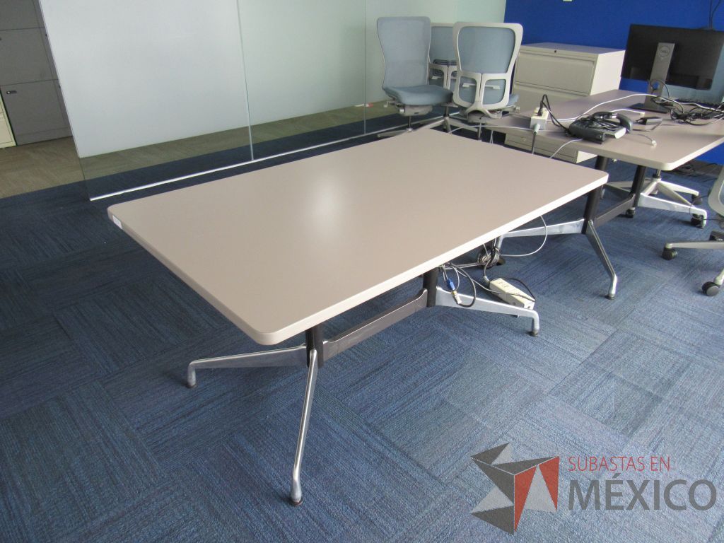 Lote 0212 - 2 Mesas de trabajo rectangular con base metálica y cubierta color beige
