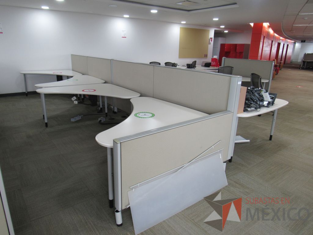 Lote 0215 - Estación de trabajo para 8 personas con cubiertas mampara metálica color beige y 8 archiveros móviles de 2 cajones