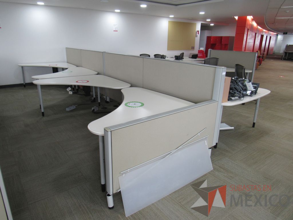 Lote 0215 - Estación de trabajo para 8 personas con cubiertas mampara metálica color beige y 8 archiveros móviles de 2 cajones - Imagen 6