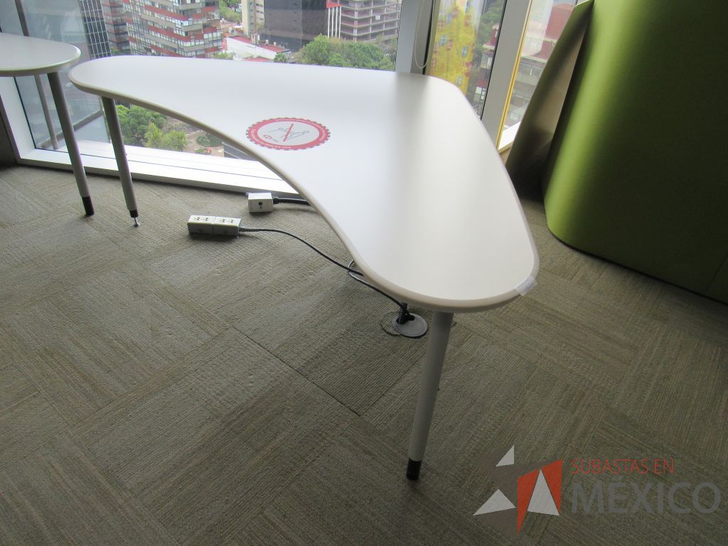 Lote 0223 - 2 Mesas de trabajo con 3 patas metálicas