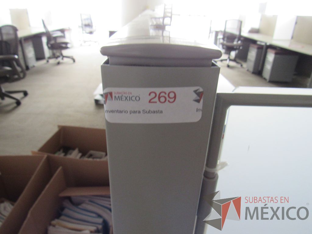 Lote 0636 - Estación de trabajo para 5 personas con base metálica, cubierta rectangular color blanco, mampara metálica y 5 archiveros móviles de 2 cajones - Imagen 2