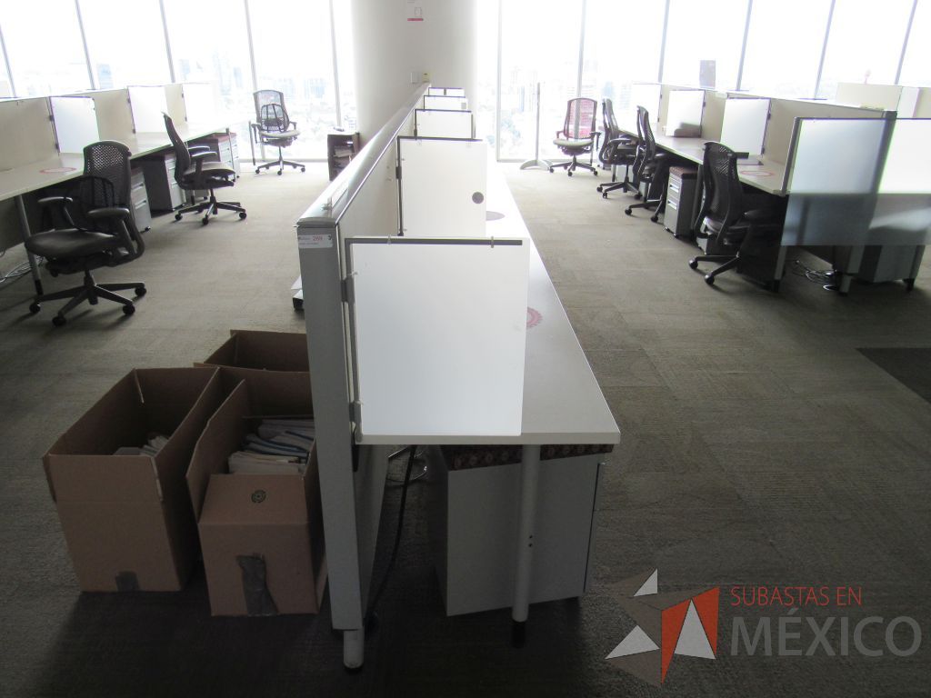 Lote 0635 - Estación de trabajo para 5 personas con base metálica, cubierta rectangular color blanco, mampara metálica y 5 archiveros móviles de 2 cajones - Imagen 9