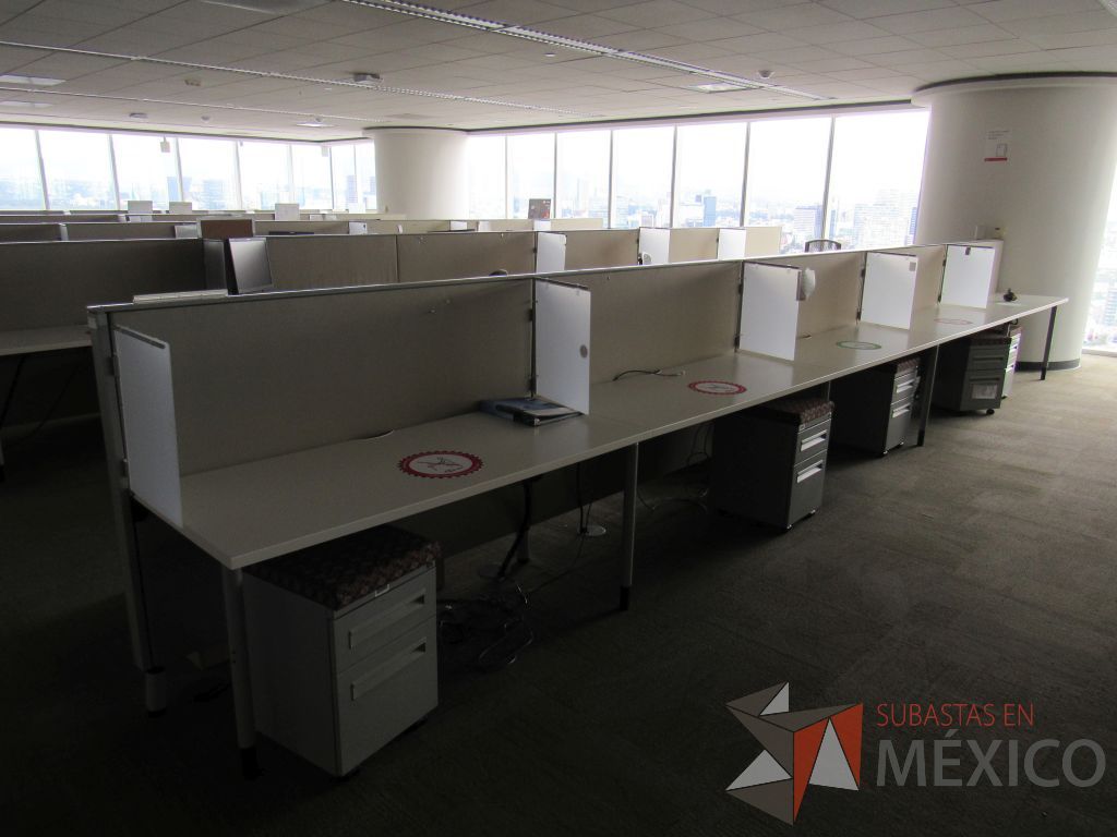 Lote 0635 - Estación de trabajo para 5 personas con base metálica, cubierta rectangular color blanco, mampara metálica y 5 archiveros móviles de 2 cajones - Imagen 8