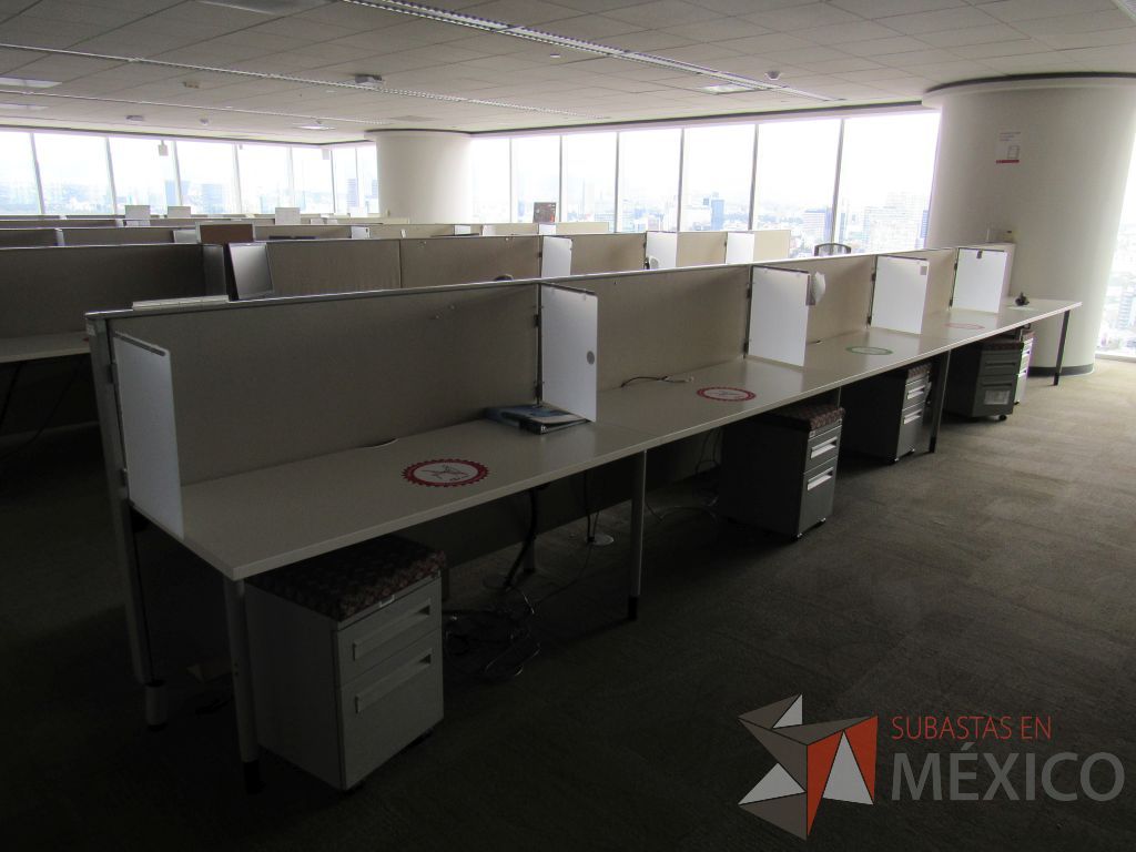 Lote 0635 - Estación de trabajo para 5 personas con base metálica, cubierta rectangular color blanco, mampara metálica y 5 archiveros móviles de 2 cajones - Imagen 7