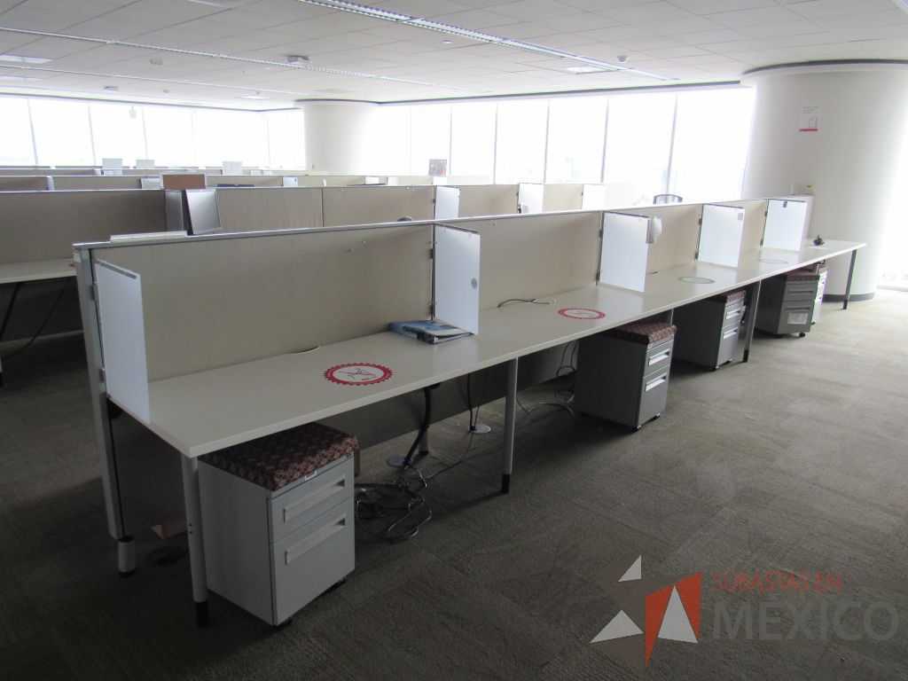 Lote 0635 - Estación de trabajo para 5 personas con base metálica, cubierta rectangular color blanco, mampara metálica y 5 archiveros móviles de 2 cajones - Imagen 6