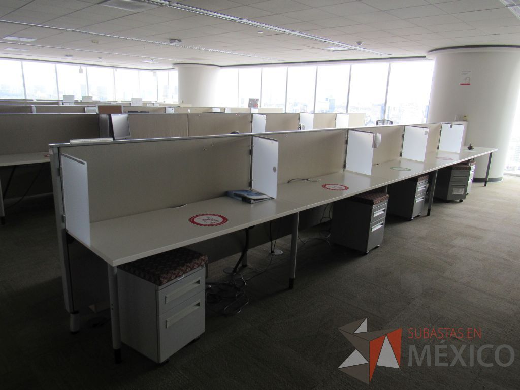 Lote 0635 - Estación de trabajo para 5 personas con base metálica, cubierta rectangular color blanco, mampara metálica y 5 archiveros móviles de 2 cajones - Imagen 5