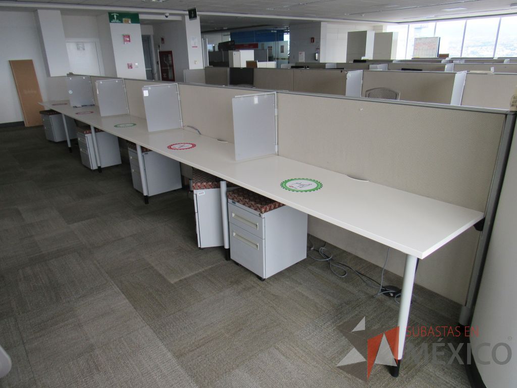 Lote 0635 - Estación de trabajo para 5 personas con base metálica, cubierta rectangular color blanco, mampara metálica y 5 archiveros móviles de 2 cajones - Imagen 4