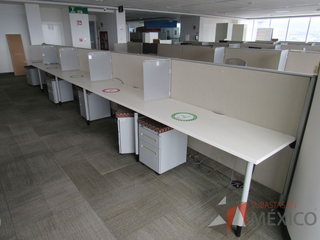 Lote 0635 - Estación de trabajo para 5 personas con base metálica, cubierta rectangular color blanco, mampara metálica y 5 archiveros móviles de 2 cajones - Imagen 3
