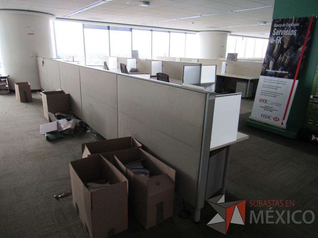 Lote 0635 - Estación de trabajo para 5 personas con base metálica, cubierta rectangular color blanco, mampara metálica y 5 archiveros móviles de 2 cajones - Imagen 2