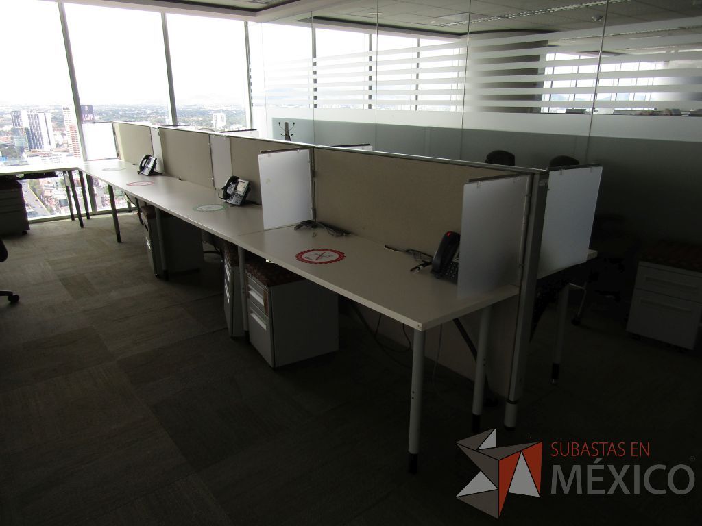 Lote 0717 - Estación de trabajo para 8 personas con base metálica, cubierta rectangular color blanco, mampara metálica y 8 archiveros móviles de 2 cajones - Imagen 7