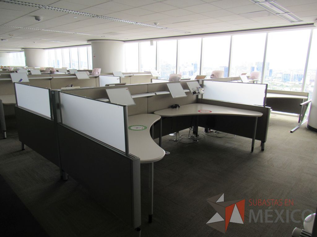 Lote 0714 - Estación de trabajo para 8 personas con cubiertas mampara metálica color beige y 8 archiveros móviles de 2 cajones - Imagen 5