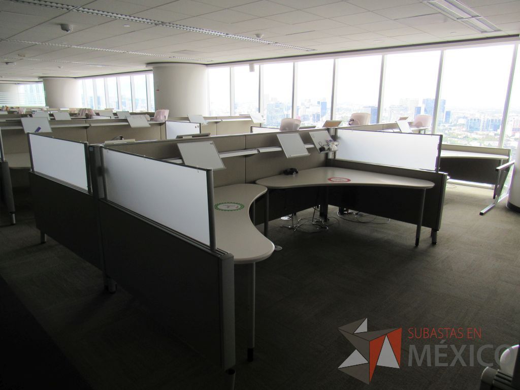 Lote 0714 - Estación de trabajo para 8 personas con cubiertas mampara metálica color beige y 8 archiveros móviles de 2 cajones - Imagen 6