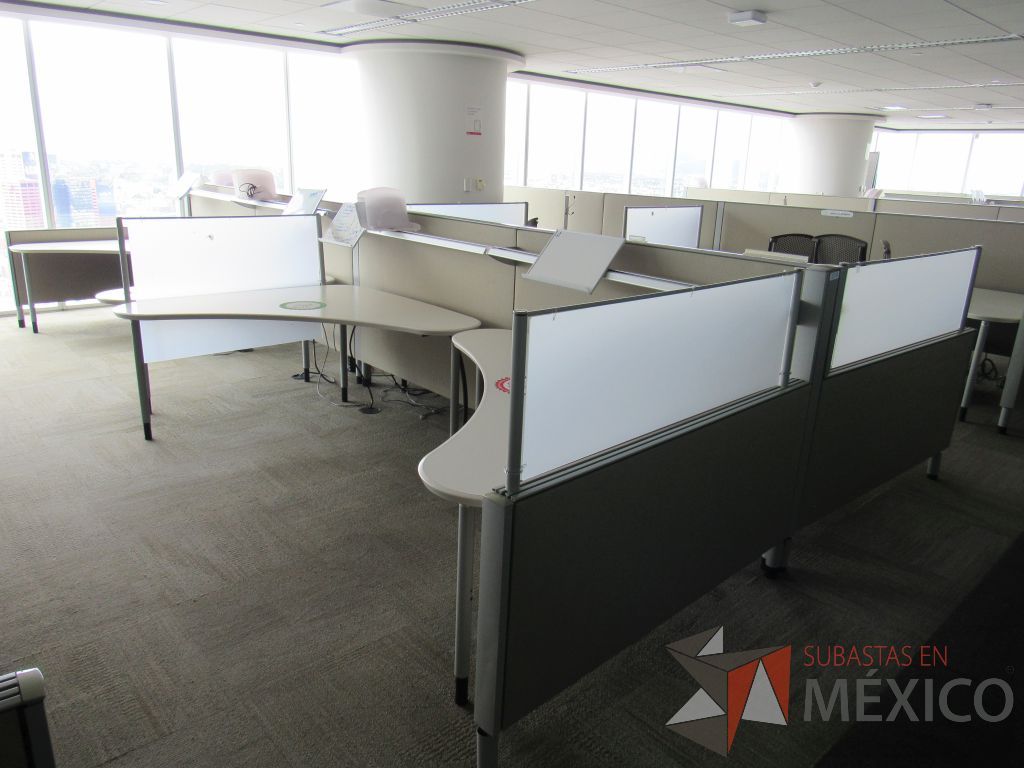 Lote 0714 - Estación de trabajo para 8 personas con cubiertas mampara metálica color beige y 8 archiveros móviles de 2 cajones