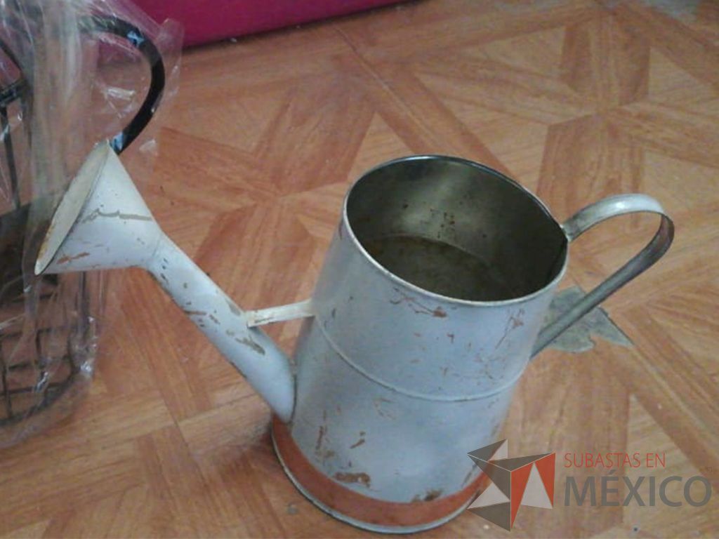 Lote 052 - 7 Bases para flores, 3 regaderas lamina, 1 cafetera negra metálica, 3 bici de barra