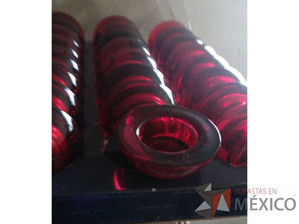 Lote 066 - 58 Candelabros, 37 Candelabros transparentes y 21 candelabros rojos