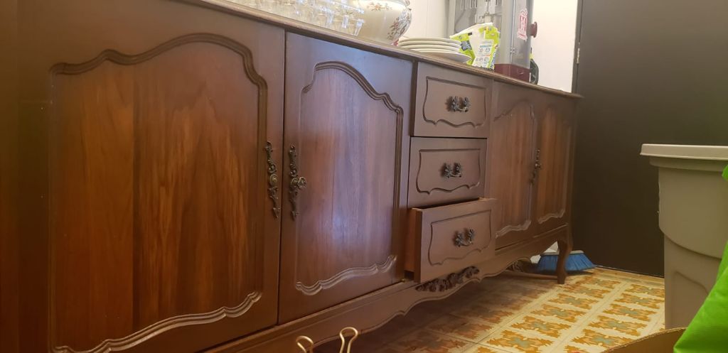Lote 021 - Trinchador de madera con 3 cajones en medio y 2 gabinetes con 2 puertas c/u