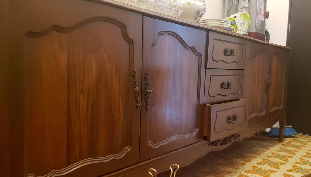 Lote 021 - Trinchador de madera con 3 cajones en medio y 2 gabinetes con 2 puertas c/u - Imagen 3