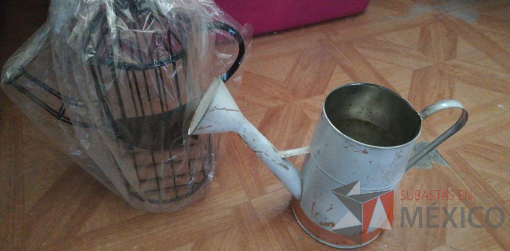 Lote 052 - 7 Bases para flores, 3 regaderas lamina, 1 cafetera negra metálica, 3 bici de barra - Imagen 2
