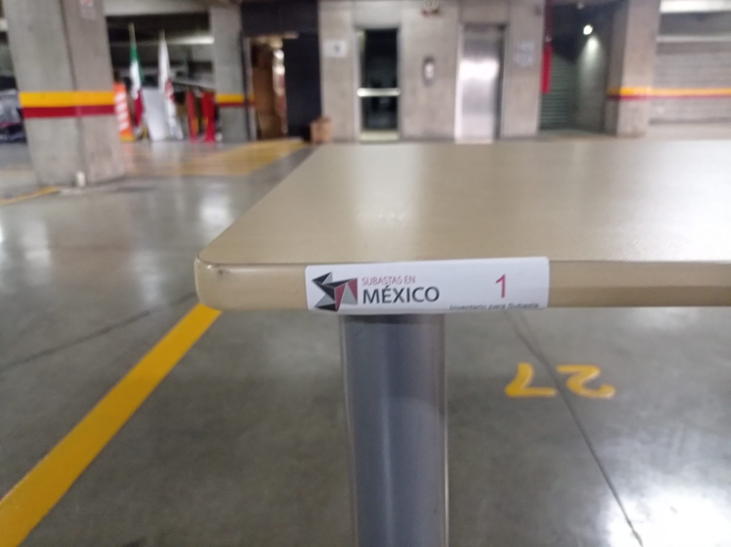 Lote 001 - Mesa de trabajo cuadrada c/patas de metal cubierta de madera. - Imagen 2