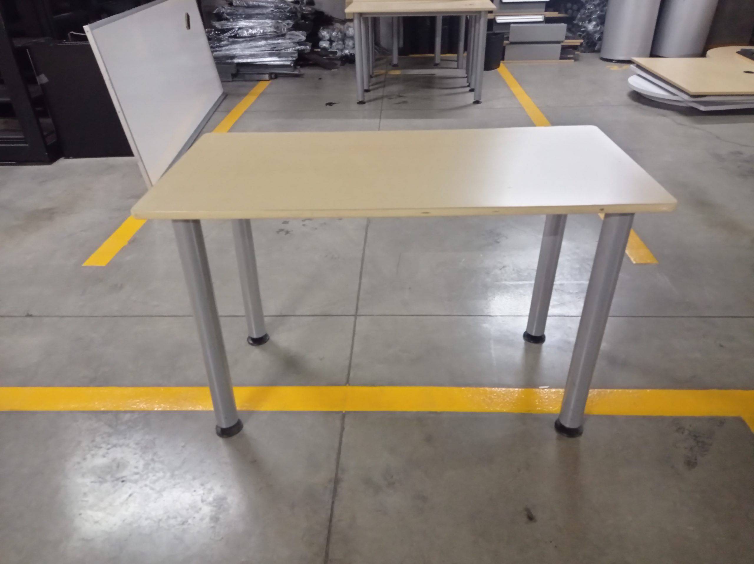 Lote 001 - Mesa de trabajo cuadrada c/patas de metal cubierta de madera. - Imagen 3