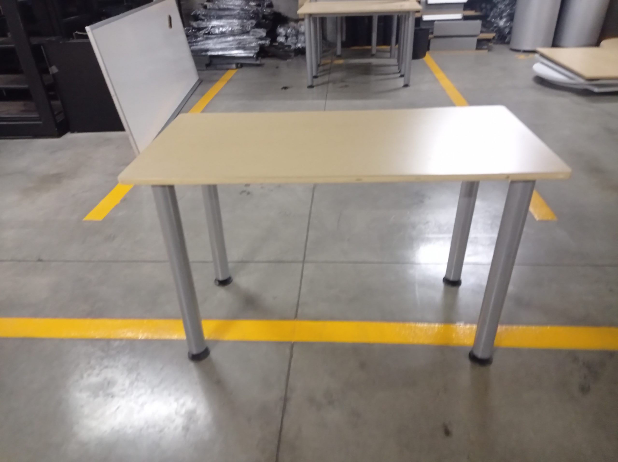 Lote 001 - Mesa de trabajo cuadrada c/patas de metal cubierta de madera.