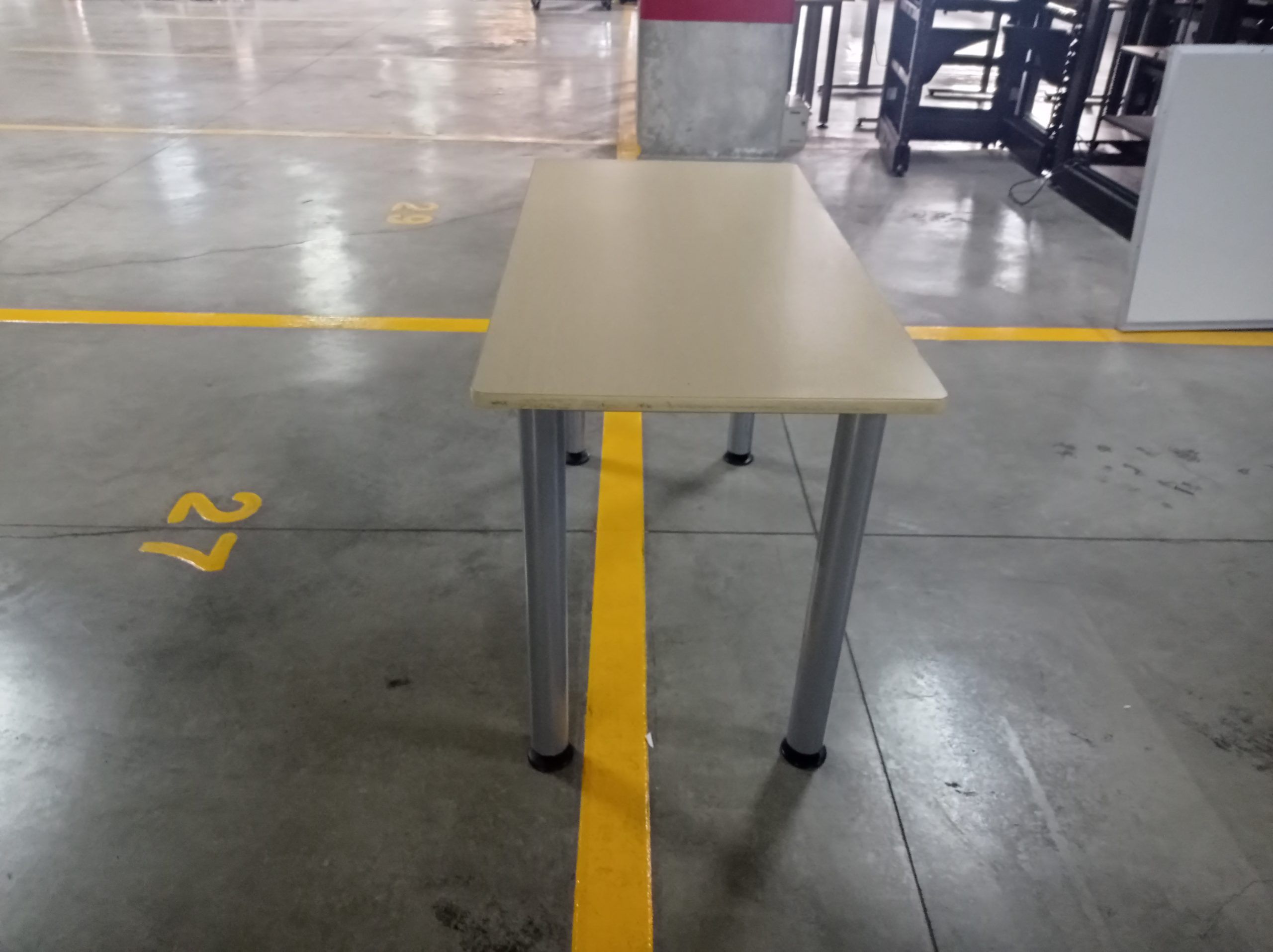 Lote 001 - Mesa de trabajo cuadrada c/patas de metal cubierta de madera. - Imagen 4